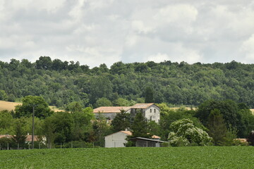 Ciel gris sur un paysage rural aux environs du bourg de Champagne au Périgord Vert 