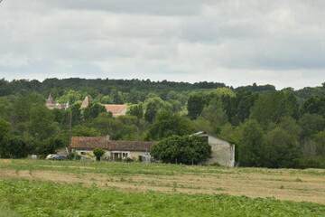 Ciel gris sur un paysage rural aux environs du bourg de Champagne au Périgord Vert  © Photocolorsteph