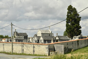 Cimetière typique entouré d'un mur d'enceinte au bourg de Champagne au Périgord Vert  © Photocolorsteph