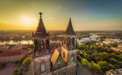 Magdeburger Dom im Sonnenaufgang mit der Drohne fotografiert