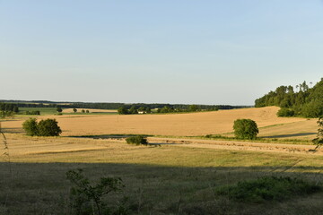 Coucher de soleil sur un paysage de champs de blé près du bourg de Champagne au Périgord Vert  © Photocolorsteph