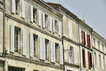 L'architecture typique des façades de maisons traditionnelles dans le sud-ouest de la France à Villevois-Lavalette en Charente 