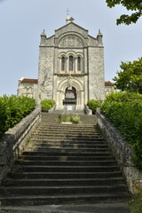 Les escaliers menant à l'église Saint-Romain de style romane sur la colline à Villebois-Lavalette en Charente 
