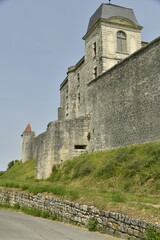 Le château-fort avec sa muraille et ses tourelles au sommet de la colline à Villebois-Lavalette...