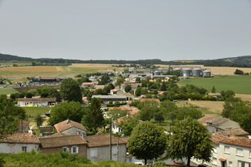 Fototapeta premium Vue sur Villebois-Lavalette depuis la colline du château-fort en Charente 