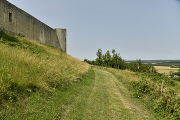 Le château-fort avec sa muraille et ses tourelles au sommet de la colline à Villebois-Lavalette...