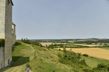 Colline verdoyante le long des murailles du ch&acirc;teau-fort &agrave; Villebois-Lavalette en Charente 