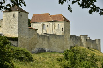 Fototapeta premium Le château fort perché au sommet de la colline à Villebois-Lavalette en Charente 