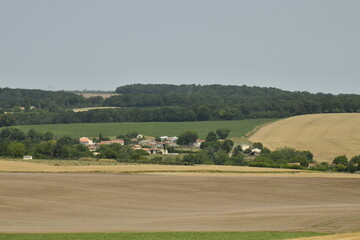 Obraz premium L'un des hameaux dans les champs aux environs de Villebois-Lavalette en Charente 