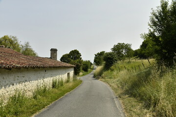 Route le long d'une grange au Puy de Versac au Périgord Vert 