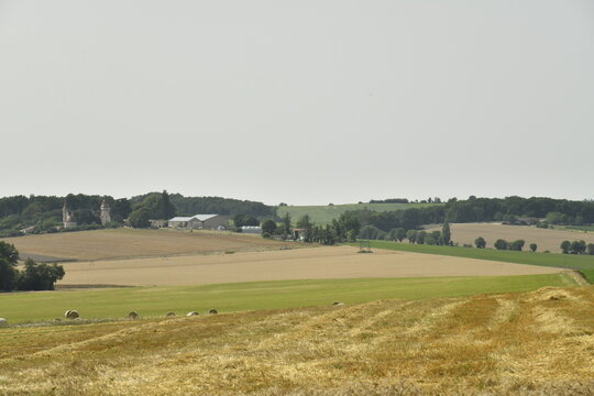 Paysage rural &agrave; parcelles et bois pr&egrave;s de Villebois-Lavalette en Charente 