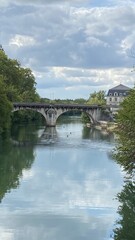 Fototapeta premium Pont à arches traversant la Charente aux eaux miroir à Angoulême 