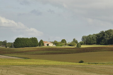 Gradué d'ombres et d'éclaircies sur les champs près du bourg de Champagne au Périgord Vert  © Photocolorsteph
