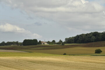 Gradué d'ombres et d'éclaircies sur les champs près du bourg de Champagne au Périgord Vert  © Photocolorsteph