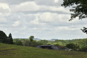 Ciel gris au dessus d'un paysage rural aux environs du bourg de Champagne au Périgord Vert  © Photocolorsteph