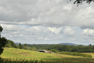 Ciel gris au dessus d'un paysage rural aux environs du bourg de Champagne au Périgord Vert  © Photocolorsteph