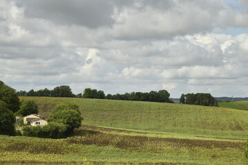 Ciel nuageux sur les collines près du bourg de Vendoire au Périgord Vert  © Photocolorsteph