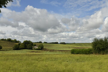 Ciel gris au dessus d'un paysage rural aux environs du bourg de Champagne au Périgord Vert  © Photocolorsteph