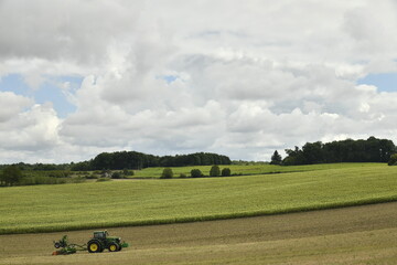 Ciel gris au dessus d'un paysage rural aux environs du bourg de Champagne au Périgord Vert  © Photocolorsteph