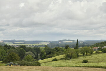 Ciel gris au dessus d'un paysage rural aux environs du bourg de Champagne au Périgord Vert  © Photocolorsteph