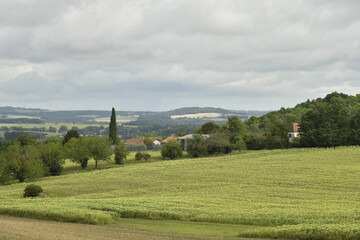 Ciel gris au dessus d'un paysage rural aux environs du bourg de Champagne au Périgord Vert  © Photocolorsteph