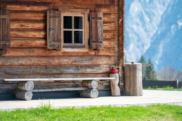Bank an einer Almhütte