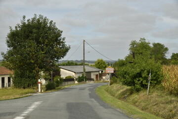 Route de campagne vers le bourg de Vendoire au Périgord Vert  © Photocolorsteph