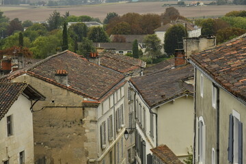 Toitures typique en tuiles rouges romanes et architecture typique du sud-ouest à...
