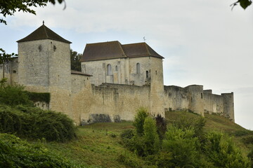 Fototapeta premium Le château-fort perché sur une colline à Villebois-Lavalette en Charente 