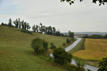 Route de campagne à flanc de colline à Villebois-Lavalette en Charente 