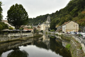 Obraz premium Les eaux miroitées de la Dromme vers l'ancienne abbaye à Brantôme en Dordogne 