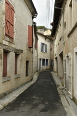 Fototapeta premium Ruelle typique au centre médiéval de Brantôme au Périgord Vert 