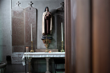 Intérieur de l’Église des Cordeliers à Lons-le-Saunier, patrimoine religieux du Jura