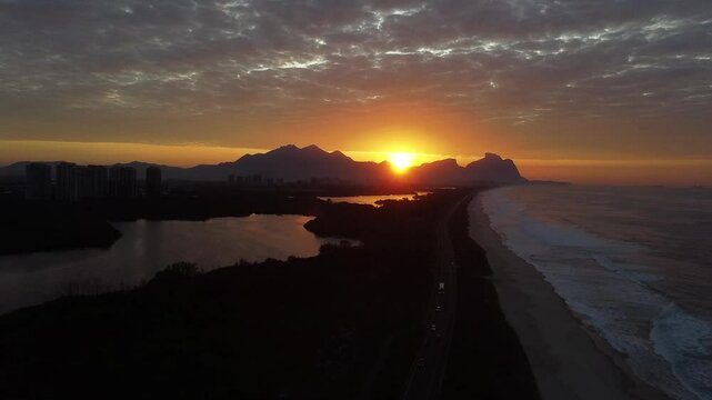 Amanhecer do sol na Barra da Tijuca, Rio de Janeiro, Brasil