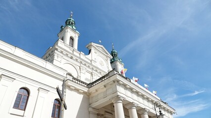 Olbrzymia budowla na tle niebieskiego nieba © tomo81