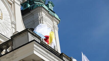 Wieża z powiewającymi flagami na wietrze