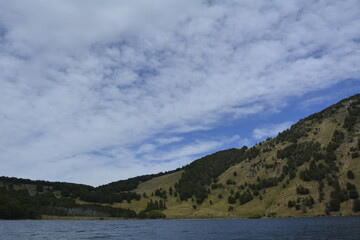 Paisaje patagónico de Aysén: montañas, ríos cristalinos, bosques nativos y cielos amplios en un entorno salvaje y remoto del sur de Chile.