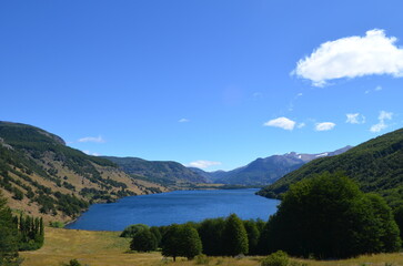 Fototapeta premium Paisaje patagónico de Aysén: montañas, ríos cristalinos, bosques nativos y cielos amplios en un entorno salvaje y remoto del sur de Chile