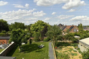 Cumulus de beau temps au dessus des toits au village de Ghislenghien (Ath)