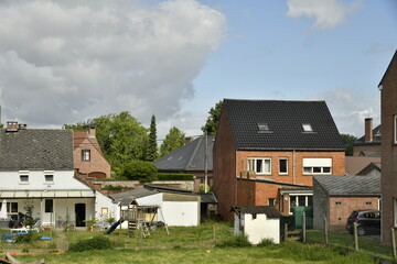 Habitations de diff&eacute;rentes &eacute;poques &agrave; Ghislenghien (Ath)