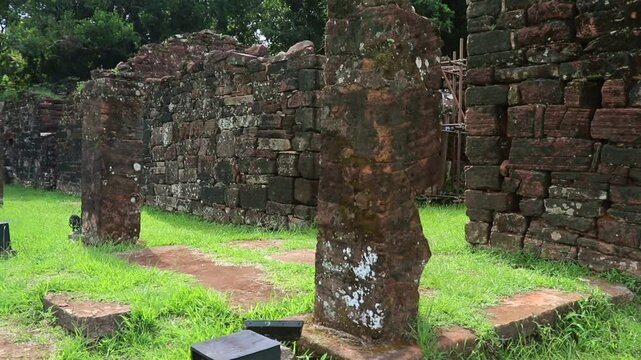 Discover the remnants of the dwellings where caciques and indigenous Guarani people lived in the San Ignacio Min&iacute; Ruins Misiones. Columns, roofless entrances, and stone reveal their history