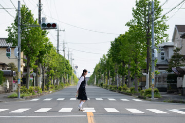 横断歩道を歩く女子中学生