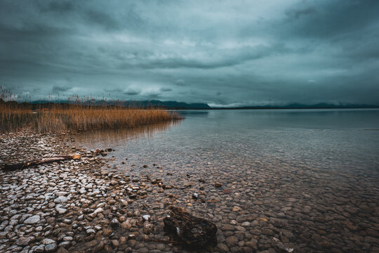 Wolkenverhangene Berge am Chiemsee bei Chieming