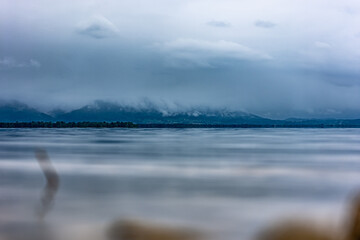 Wolkenverhangene Berge am Chiemsee bei Chieming