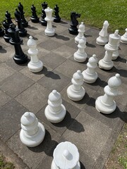 Schachfiguren im Park.
