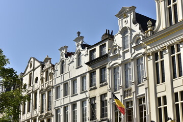 Façades à fronton de style baroque des maisons au centre historique de Bruxelles-ville 