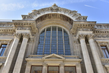 L'une des verrières de l'ancienne bourse de Bruxelles convertie en musée 