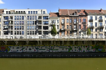 Façades modernes et anciennes des immeubles le long du canal à Bruxelles-Ville 