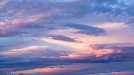 Obraz premium Ethereal evening sky with layered gray clouds and glowing orange horizon