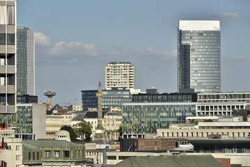 Fototapeta premium Tissus urbain entre grattes-ciel et autres bâtiment à Bruxelles-ville 